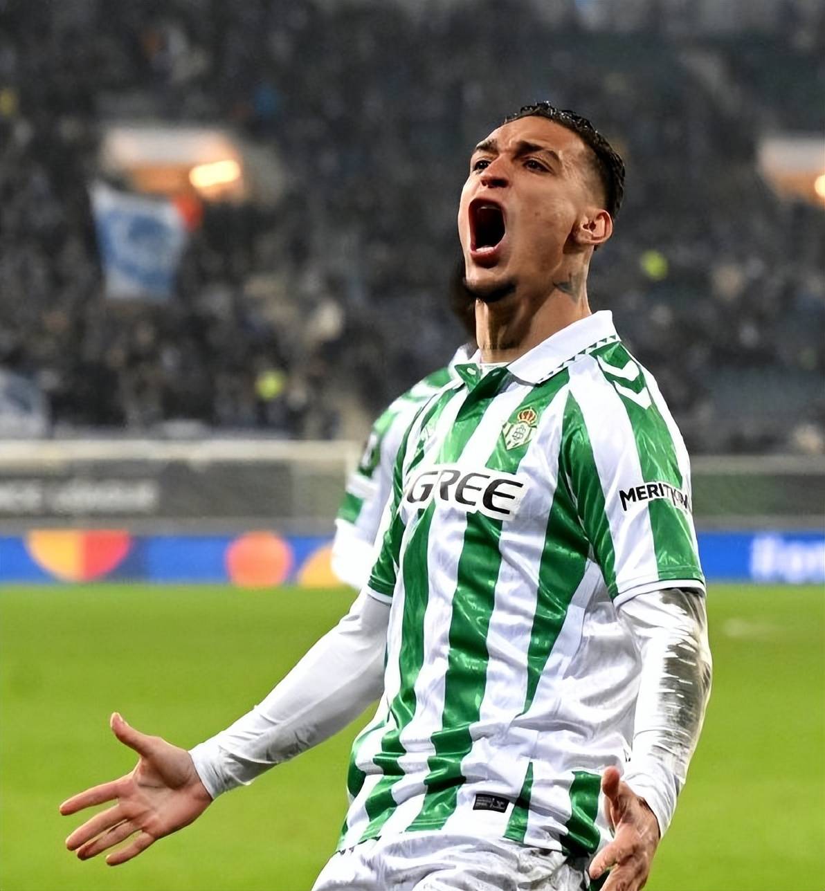 包含清晨圣安东尼奥马刺备战西甲，更衣室发声细节曝光，悬念犹存，更衣室氛围转暖的词条